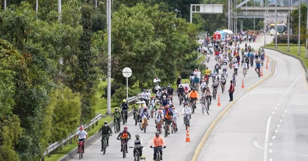 Cientos de ciclistas rodando por una vía durante la ciclovía dominical