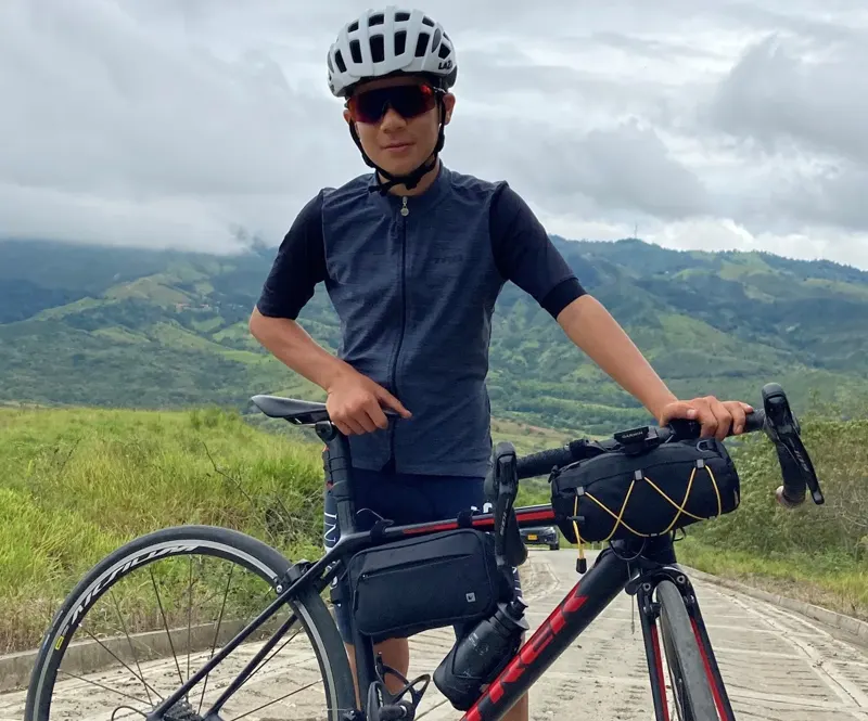 Ciclista con su bicicleta equipada con un bolso Tingua Bag
